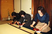 月見の茶事・お菓子をどうぞ
